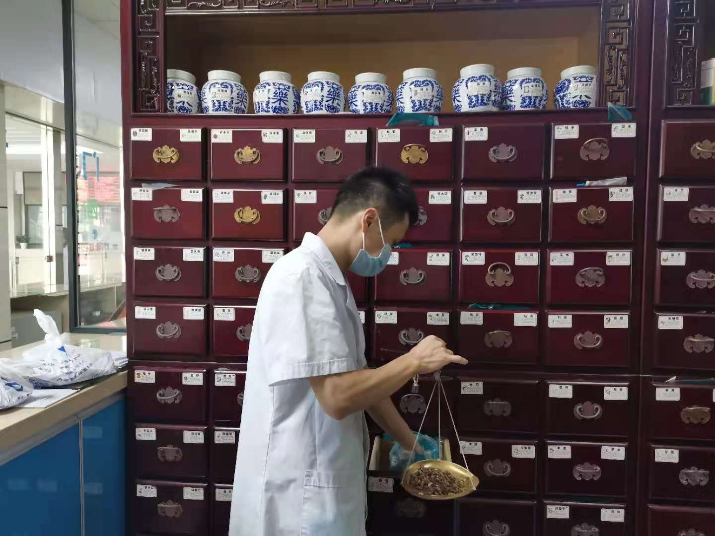 發(fā)揮中醫(yī)藥優(yōu)勢(shì) 助力抗擊疫情